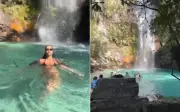 Cobra passa ao lado de turista em cachoeira na Chapada dos Veadeiros