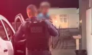 Criança de 2 anos é resgatada sozinha em rua de Coari, AM