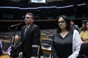 Damares ameaça desistir de campanha de Flávio Bolsonaro após ataques