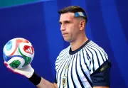 Dibu Martínez repete corte de cabelo da sorte na Copa 2026