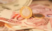 Dólar sobe 0,42% a R$ 5,15 após EUA revogarem autorização para petróleo do Irã