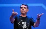 Flávio Bolsonaro critica Michelle após postagem e nega festa de banqueiro