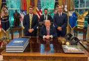 Flávio Bolsonaro pede a Trump adiar tarifa de 25% sobre Brasil