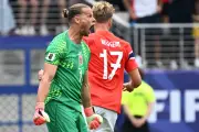 Goleiro Nyland defende pênalti de Bruno Guimarães e revela passado como esquiador