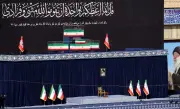 Irã: multidões em exibição de caixão de Khamenei e família prometem vingança