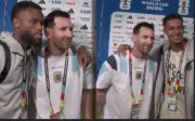 Jogadores de Cabo Verde tiram fotos com Messi após eliminação na Copa