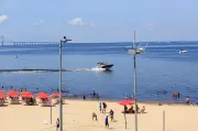 Jovens escapam de tiros pulando de barco na Ponta Negra, Manaus