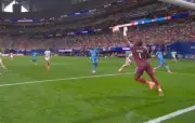 Lionel Mpasi, goleiro da RD Congo, brilha e segura Inglaterra na Copa Africana
