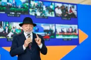 Lula faz gesto obsceno e defende acesso de pobres a bens de primeira