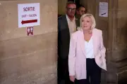 Marine Le Pen mantém candidatura presidencial para 2027 após condenação