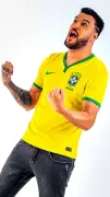 Mc Créu celebra hit 'Dança do Créu' como tema da torcida brasileira na Copa
