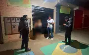 Mãe é encontrada em bar após deixar três filhos sozinhos em casa em GO