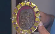 Medalhão de 9 cm que deu origem à Romaria do Divino Pai Eterno é mostrado ao vivo pela 1ª vez