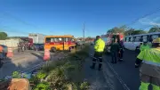 Micro-ônibus capota no Distrito Industrial de Manaus; 4 feridos