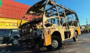 Micro-ônibus é incendiado em protesto de trabalhadores em Manaus