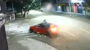 Motociclista é arremessado após bater em carro em São José dos Campos
