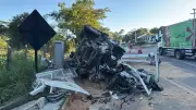 Motorista morre e dois ficam feridos em colisão de caminhões no CE