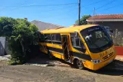 Ônibus escolar invade casa e quase atinge caminhão com gás no PR