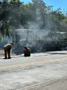 Ônibus pega fogo na BR-365 em Montes Claros e fica destruído
