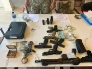 PF apreende fuzil e pistolas em operação contra ex-prefeito de Belford Roxo