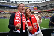 Príncipes da Noruega celebram vitória sobre o Brasil no vestiário