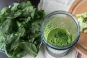 Suco verde em excesso pode prejudicar os rins, alerta nefrologista