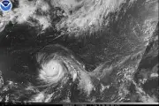 Supertufão Bavi atinge Guam com ventos de até 290 km/h