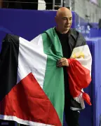 Técnico do Egito ergue bandeira palestina e vira símbolo em Gaza