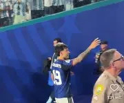 Torcedor perde camisa para Lisandro Martínez após pedido de autógrafo