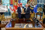 Trump liga para Infantino e Fifa reverte cartão vermelho de Balogun