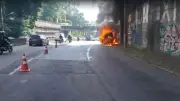 Van pega fogo na saída do Túnel Rebouças no Rio; trânsito é afetado