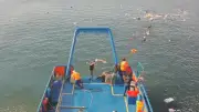 Vídeo mostra resgate de passageiros de táxi náutico que afundou no litoral do PR