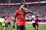 Zico do Egito marca dois gols, mas primeiro é anulado, e web brinca